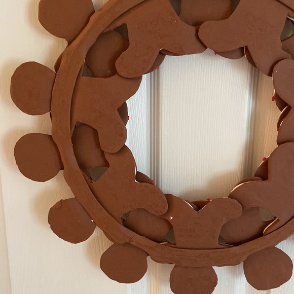 18” Gingerbread Men Christmas Wreath Layered Decorated w/ White & Red Icing - Picture 12 of 16
